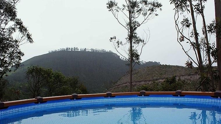 Piscina de El Pontarrón con vistas a la montaña